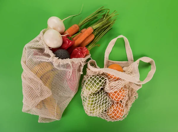 Sayuran segar dalam tas katun bio eco dengan latar belakang hijau. Konsep zero waste shopping . — Stok Foto