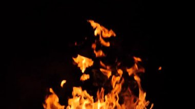 Siyah arka plan üzerine, yavaş yanan alevler yanan ateşi, yakın çekim