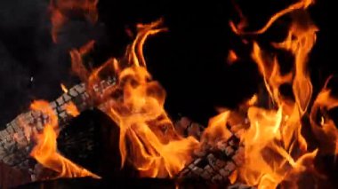 Siyah arka plan üzerine, yavaş yanan alevler yanan ateşi, yakın çekim