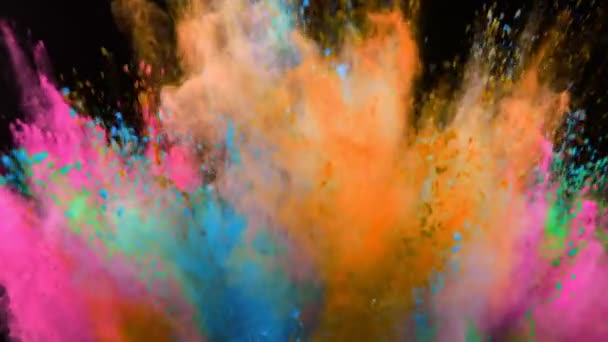 Polvere colorata che esplode su sfondo nero in super slow motion. — Video Stock