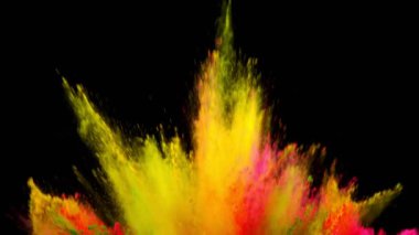 Siyah arkaplanda süper yavaş çekimde renkli toz patlıyor.