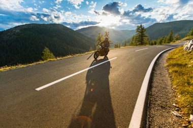 Alp otoyolunda motosiklet sürücüsü, Nockalmstrasse, Avusturya, Avrupa.