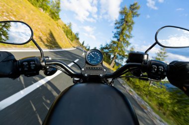 Alp karayolu, sürme motosiklet sürücüsü handlebars görünümü, Avusturya, Europe.