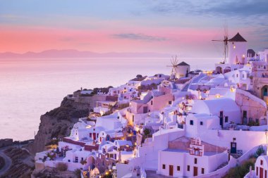 Santorini ünlü günbatımında Oia Köyü