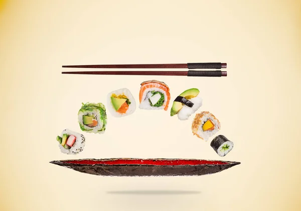 一片美味的日本寿司冻在空气中. — 图库照片
