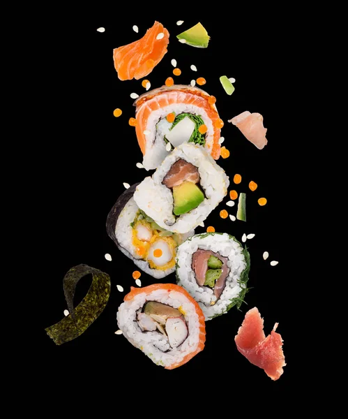 Bitar av utsökt japansk sushi fryst i luften. — Stockfoto