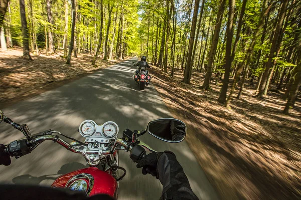 Motorfiets bestuurder rijden in het voorjaar bos. — Stockfoto