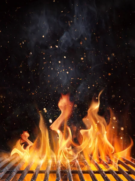 Grill de carvão em chamas vazio com fogo aberto. — Fotografia de Stock