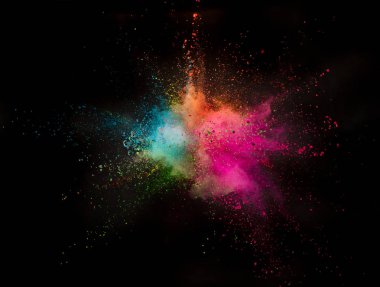 Siyah arkaplanda renkli barut patlaması.