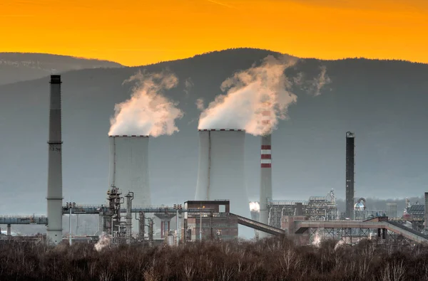 Těžký průmysl, petrochemické továrny na západ slunce. — Stock fotografie