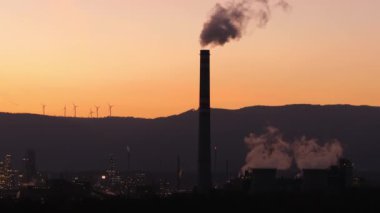 Ağır sanayi, Petrokimya Fabrikası ile Rüzgar güç türbinleri tepe üzerinde.