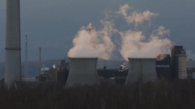 Endüstriyel fabrika dumanı, hava kirliliği üreten. Küresel ısınma, non - yenilenebilir enerji.
