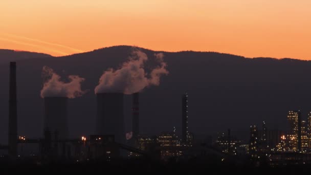 Промышленный завод по производству дыма, загрязнения воздуха. Глобальное потепление, невозобновляемые источники энергии . — стоковое видео