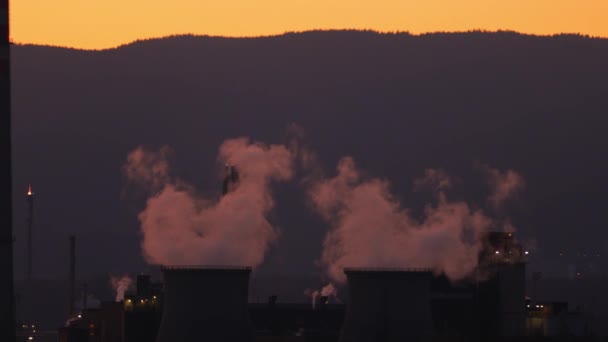 Industriële fabriek voor de productie van rook, luchtverontreiniging. Opwarming, van niet - hernieuwbare energie. — Stockvideo