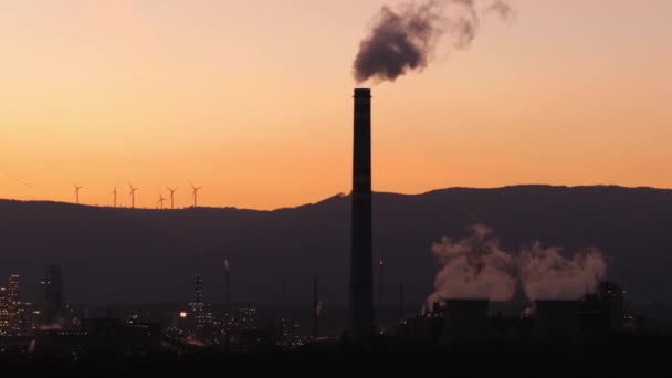 重工业, 石油化工厂与风力涡轮机在山上. — 图库视频影像