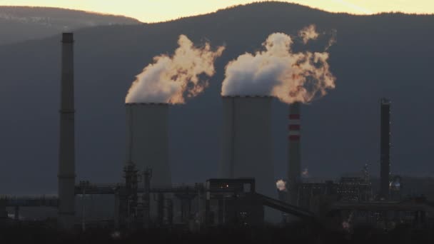 Industriële fabriek voor de productie van rook, luchtverontreiniging. Opwarming, van niet - hernieuwbare energie. — Stockvideo