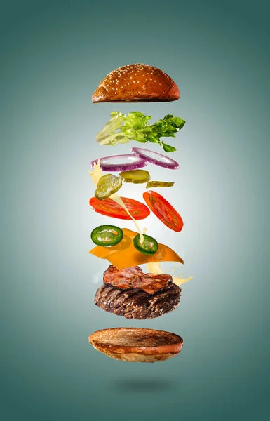 A repülés összetevőket pasztell színű háttér ízletes sajtburger — Stock Fotó