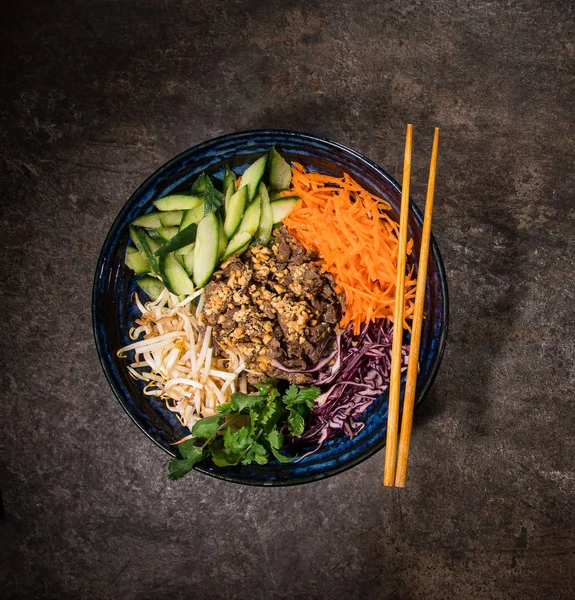 열 대의 돌 배경에 다양 한 재료가 있는 아시아 음식 배경, 맨 위에 보이는 것. — 스톡 사진