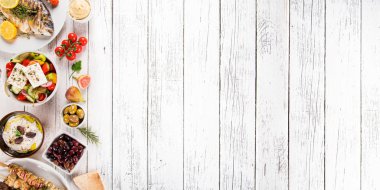 Yunan gıda arka plan. Geleneksel farklı Yunan yemekleri, üst görünüm.