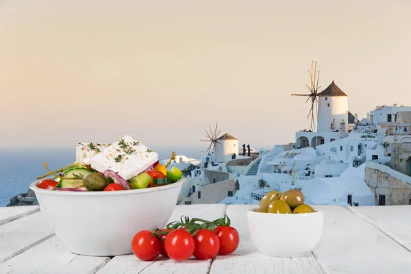 Yunan gıda arka plan. Geleneksel farklı Yunan yemekleri. — Stok fotoğraf