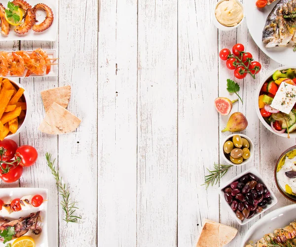 Griechisches Essen Hintergrund. traditionelle verschiedene griechische Gerichte, Draufsicht. — Stockfoto