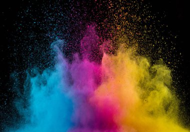 Siyah arkaplanda renkli barut patlaması.