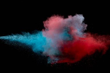 Siyah arkaplanda renkli barut patlaması.