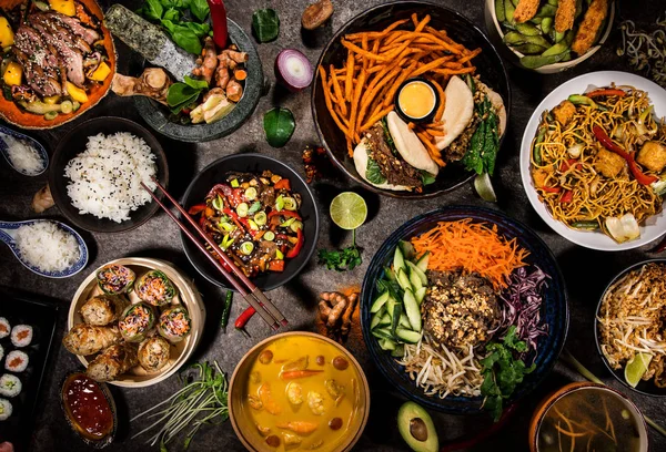 Fondo de comida asiática con varios ingredientes sobre fondo de piedra rústica, vista superior. —  Fotos de Stock