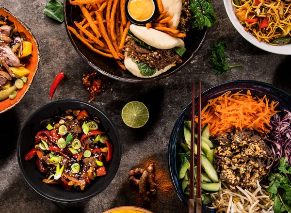 Fondo de comida asiática con varios ingredientes sobre fondo de piedra rústica, vista superior. — Foto de Stock