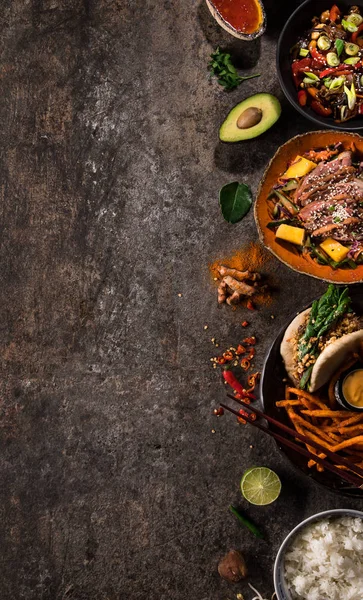 Fundo de comida asiática com vários ingredientes em fundo de pedra rústica, vista superior. — Fotografia de Stock