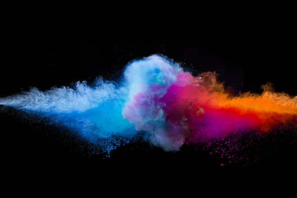 Взрыв цветного порошка на черном фоне.