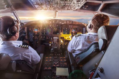 Ticari uçak ile bir uçuş sırasında kokpitte Pilotlar.