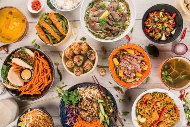 Rustik ahşap masa üzerinde çeşitli malzemelerle Asya gıda arka plan.