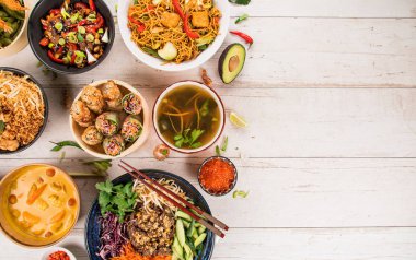 Rustik ahşap masa üzerinde çeşitli malzemelerle Asya gıda arka plan.