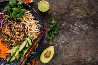 Bun bo bo Asyalı yemek geçmişi, taşrada çeşitli malzemelerle.