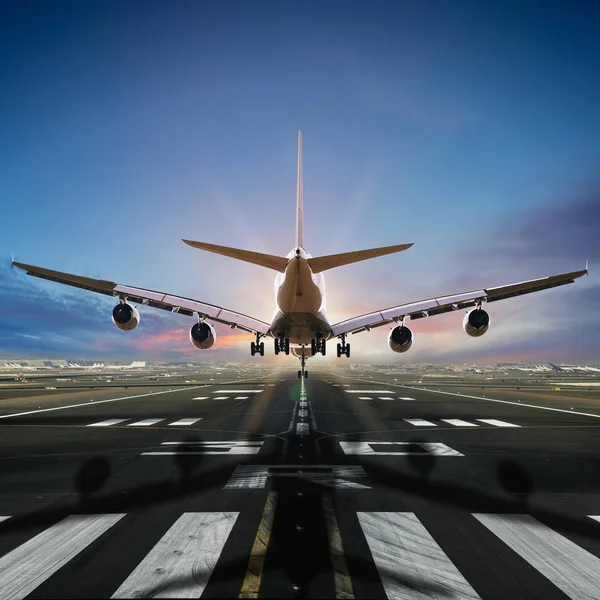 Aterrizaje del avión en el aeropuerto. — Foto de Stock