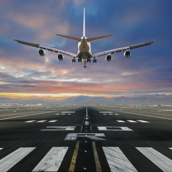 посадка самолета в аэропорту.