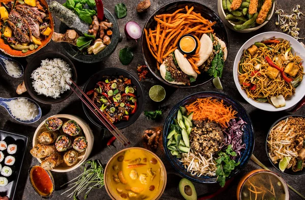 Fondo de comida asiática con varios ingredientes sobre fondo de piedra rústica, vista superior. —  Fotos de Stock