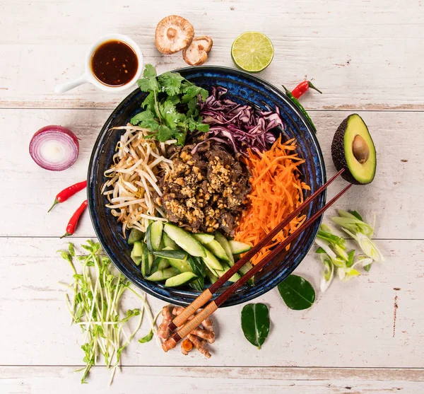 Bun bo Nam bo asiatisk mat bakgrund med olika ingredienser på träbord. — Stockfoto