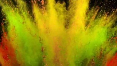 Siyah arkaplanda süper yavaş çekimde renkli toz patlıyor.
