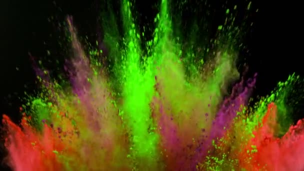 Разноцветный порошок взрывается на черном фоне в супер замедленной съемке. — стоковое видео