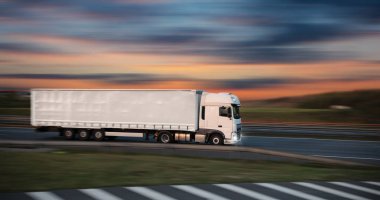 Yolda konteynır taşıyan kamyon, kargo taşımacılığı konsepti.