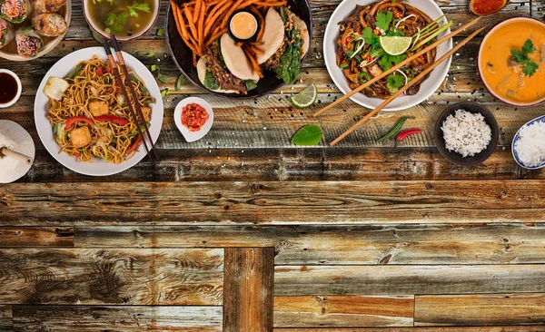소박한 나무 테이블에 다양한 재료와 아시아 음식 배경, 상단 보기. — 스톡 사진