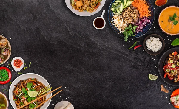 Asijské jídlo pozadí s různými složkami na rustikálním kameni pozadí, horní pohled. — Stock fotografie