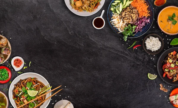 Fondo de comida asiática con varios ingredientes sobre fondo de piedra rústica, vista superior. —  Fotos de Stock