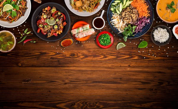 Fondo de comida asiática con varios ingredientes en mesa de madera rústica, vista superior . —  Fotos de Stock