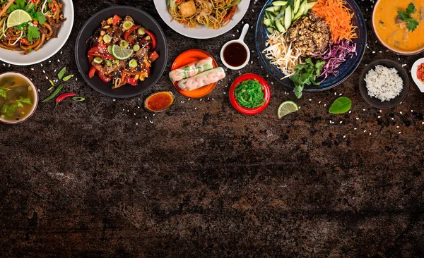 Fondo de comida asiática con varios ingredientes sobre fondo de piedra rústica, vista superior. — Foto de Stock