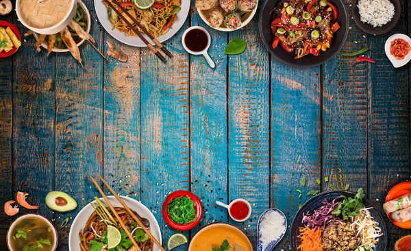 Fondo de comida asiática con varios ingredientes en mesa de madera rústica, vista superior . — Foto de Stock