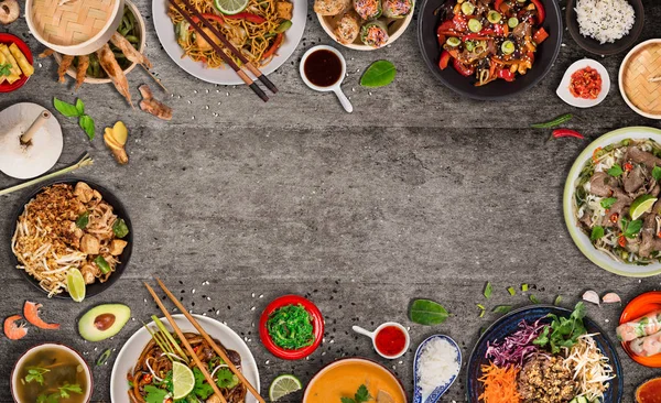 열 대의 돌 배경에 다양 한 재료가 있는 아시아 음식 배경, 맨 위에 보이는 것. — 스톡 사진