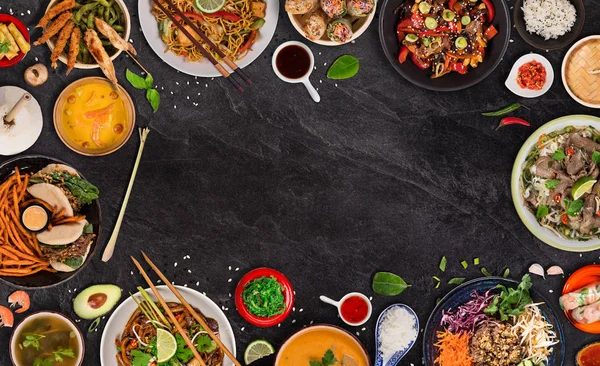 Fundo de comida asiática com vários ingredientes em fundo de pedra rústica, vista superior. — Fotografia de Stock
